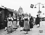 Der Deutsche Sängerbund (DSB) wurde am 21. September 1862 gegründet und war bis zu seiner Fusionierung mit dem Deutschen Chorverband im Jahr 2005 mit 1,8 Millionen Mitgliedern in nahezu 22.000 Chören der weltgrößte Laienchorverband. Bereits 1865 fand in Dresden das erste Deutsche Sängerbundfest statt. Das 12. Deutsche Sängerbundfest, 1937 in Breslau, wurde mit entsprechendem Pomp der damaligen Machthaber inszeniert. In Breslau Hauptbahnhof ist diese Gruppe aus der Wachau aus dem niederösterreichischem Donautal mit einem Sonderzug eingetroffen. (1937) <i>Foto: RVM</i>