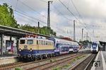 Passend zum Brötchenholen fuhr um 8.25 Uhr E 10 1239 mit DLr 26797 (Bad Bentheim - Köln Bbf) durch Solingen Hbf. Der zweite Zug aus Dortmund-Eving ließ an diesem Mittwoch sehr auf sich warten und war mit mehr als 4 Stunden Verspätung unterwegs. (11.06.2025) <i>Foto: Joachim Bügel</i>