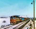 Blick aus der Blockstelle Serwest auf 120 267 (Bw Pasewalk), die mit einem Güterzug in Richtung Eberswalde vorbeibrummt. (02.1979) <i>Foto: Karsten Risch</i>