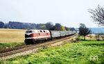 Die Cottbuser 118 175 mit einem Eilzug Dresden - Cottbus - Frankfurt (Oder) auf der Steigung aus dem Elbtal bei Gröbern (Niederau). Der Wagenpark bestand aus 6 DR-Wagen und 5 russischen Weitstreckenwagen. (1975) <i>Foto: Karsten Risch</i>