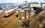 118 375 (Bw Aue/Sachs) hat mit D 573 von Berlin nach Karl-Marx-Stadt Ausfahrt in Döbeln Hbf. 50 3551 muss vor P 7766 noch 4 Minuten warten, bis sie folgen kann. (04.1982) <i>Foto: Karsten Risch</i>