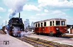 64 1212 vom Bw Salzwedel rangiert im Bahnhof Kalbe (Milde) und trifft dort auf den VT 186 020. Der Bahnhof Kalbe (Milde) war jahrzehntelang der Betriebsmittelpunkt eines rund 127 Kilometer umfassenden Streckennetzes in der Altmark. Im Juni 2001 wurde als letzte Strecke der Verkehr auf der Verbindung Hohenwulsch–Kalbe eingestellt. (04.1974) <i>Foto: Karsten Risch</i>