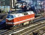 119 011 (Lokomotivwerke 23. August, Bukarest) wurde am 30.01.1980 fabrikneu dem Bw Saalfeld (Saale) zugeteilt. Zwei Monate später machte die Lok in ihrem Heimat-Bw noch einen passablen Eindruck. Aufgrund der hohen Störanfälligkeit war die Reichsbahn aber alles andere als zufrieden mit den Loks. Der hohe Schadbestand führte schnell zu Ersatzteilproblemen. Dem versuchte man nach dem Prinzip „aus zwei mach eins“ entgegen zu treten. Den Eisenbahnfotografen konnte es recht sein, so wurde z.B. der Baureihe 95 in Thüringen noch eine überraschende Gandenfrist zuteil. 119 011 schied bereits nach 3 Jahren aufgrund eines Unfalls aus.  (03.1980) <i>Foto: Karsten Risch</i>