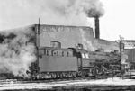 Im Bw Rheine dampfte es bei der Kälte aus allen 'Knopflöchern'. Im warmen Schuppen war für 042 166 kein Plätzchen mehr frei. (06.01.1971) <i>Foto: Wolfgang Bügel</i>