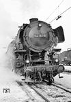 Im Bw Rheine zeigte sich auch die Emder 044 180 von der Kälte gezeichnet. Erstaunlich, wieviel Eis sich an einer heißen Dampflok halten konnte. (06.01.1971) <i>Foto: Wolfgang Bügel</i>