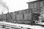 050 173 (Bw Emden) bei klirrender Kälte vor der Lokleitung im Bw Rheine.  (06.01.1971) <i>Foto: Wolfgang Bügel</i>
