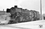 Das Licht neigte sich im Bw Rheine langsam zur Neige und so musste auf den nicht gerade feinkörnigen Ilford FP 4 zurückgegriffen werden. Das Lokpersonal war gerade dabei, die 042 245 zu übernehmen. (06.01.1971) <i>Foto: Wolfgang Bügel</i>
