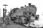 Beim Eintreffen im Bw Siershahn, war 082 038 (Bw Koblenz-Mosel) auch schon da. (30.03.1971) <i>Foto: Wolfgang Bügel</i>