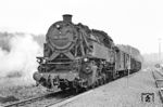Im Bahnhof Wallmerod (Westerwald) stand 082 040 vom Bw Koblenz-Mosel vor dem Tonerdezug Ng 16902. (30.03.1971) <i>Foto: Wolfgang Bügel</i>