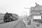 In Wallmerod (Westerwald) fanden sich neben den Fotografen noch zwei weitere kleine Bewunderer der Dampflok ein. 082 040 wartet vor dem Ng 16902 aus Westerburg auf die Weiterfahrt nach Siershahn. Der Zug hatte hier wegen Kreuzung mit N 3583 einen Planaufenthalt von 11.33 Uhr bis 11.40 Uhr. (30.03.1971) <i>Foto: Wolfgang Bügel</i>