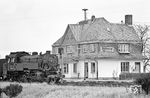082 040 vor dem stattlichen Empfangsgebäude des Bahnhof Wallmerod (Westerwald). Der Bahnhof befand sich außerhalb des Hauptortes zwischen Wallmerod und Herschbach (Oberwesterwald) an der Bundesstraße 8. Zwischen Wallmerod und Montabaur werden heute noch Ganzzüge aus den Tongruben rund um Wallmerod (u.a. Villeroy & Boch) abgefahren, der Streckenteil nach Westerburg wurde 1981 stillgelegt. Das Bahnhofsgebäude befindet sich in Privatbesitz. (30.03.1971) <i>Foto: Wolfgang Bügel</i>