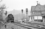 082 040 vor Ng 16902 nach Siershahn im Bahnhof Wallmerod, der damals noch mit einem Fahrdienstleiter besetzt war. Heute wird die Reststrecke nach Montabaur im Zugleitbetrieb betrieben. Zugleiter ist der Fahrdienstleiter Montabaur. (30.03.1971) <i>Foto: Wolfgang Bügel</i>
