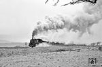 Das schlechte Wetter sorgte wenigstens für eine ordentliche Dampfentwicklung, als 082 040 mit Ng 16902 bei Meudt (Westerwald) angekachelt kam. (30.03.1971) <i>Foto: Wolfgang Bügel</i>