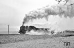 Auf dem Streckenabschnitt von Westerburg nach Montabaur hatte der Ng 16902 eine Grenzlast von 970 t, die an diesem Tag 082 040 bei Meudt (Westerwald) ordentlich zu schaffen machte. (30.03.1971) <i>Foto: Wolfgang Bügel</i>