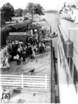 Blick in den Hafen von Pillau/Ostpreußen (heute Baltijsk) mit Übergang von Reisenden von der Reichsbahn zum Seedienst Ostpreußen (Fährverbindung Pillau - Zoppot - Swinemünde). (1935) <i>Foto: RVM</i>