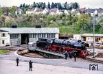 01 1066 befährt zum ersten Mal die Drehscheibe im Bw Amberg, das auch vom begleitenden Lokpersonal fotografisch festgehalten wurde.  (09.05.1985) <i>Foto: Joachim Schmidt</i>