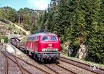 218 008 (Bw Regensburg) mit einem Güterzug nach Nürnberg Rbf an der Awanst Güntersthal im Pegnitztal bei Velden. (13.05.1985) <i>Foto: Joachim Schmidt</i>