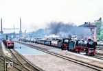 01 1100 und 23 105 fahren mit dem Eröffnungszug nach Bayreuth durch Nürnberg Ost. Hier fand auch die Ausstellung zur 150-Jahr-Feier unter dem Motto "Zug der Zeit - Zeit der Züge" statt. (16.05.1985) <i>Foto: Joachim Schmidt</i>