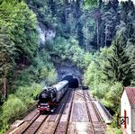 Den zweiten Eröffnungszug nach Bayreuth bespannte 01 1066, aufgenommen am Gotthardtunnel an der Awanst Güntersthal bei Velden. (16.05.1985) <i>Foto: Joachim Schmidt</i>