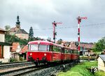 Abseits des Nürnberger Dampfprogramms gab es 1985 durchaus noch andere interessante Fahrzeuge, wie diese Schienenbuseinheit aus 998 877, 998 094 und 798 664, die als N 6673 aus Bayreuth in Trebgast einfährt. (08.05.1985) <i>Foto: Joachim Schmidt</i>