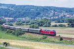 1985 übernahmen auf dem Abschnitt von Bayreuth bis Neuenmarkt-Wirsberg V 200 002 oder V 160 003 im Wechsel die Sonderzüge. Mit einem Sonderzug aus Nürnberg ist V 200 002 zwischen Trebgast und Schlömen unterwegs. (03.07.1985) <i>Foto: Joachim Schmidt</i>