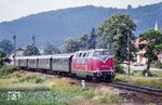 V 200 002 mit einem Sonderzug nach Bayreuth in Harsdorf. (07.07.1985) <i>Foto: Joachim Schmidt</i>
