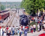 Außerhalb der beiden Strecken in Franken galt bei der DB 1985 weiterhin ein striktes Dampflokverbot. So mussten Dampfloks immer noch auf die nichtbundeseigenen Strecken wie der Westfälischen Landeseisenbahn (WLE) ausweichen. Mit einem Sonderzug aus Münster (Westf) ist 38 1772 über die WLE-Strecke Beckum–Lippstadt in Warstein eingetroffen. (03.06.1985) <i>Foto: Joachim Schmidt</i>