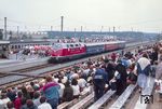 An den September-Wochenenden 1985 feierte die Deutsche Bundesbahn das Ereignis "150 Jahre Deutsche Eisenbahnen" mit Zug-Paraden im Bahnhof Nürnberg-Langwasser. 70 verschiedene Lokomotiven bzw. Züge waren dabei zu sehen. In Erinnerung an die großen Fahrzeugparaden ein Bild der V 200 002 vor einem nachgestellten Fernschnellzug. Einziger Nachteil der gelungenen Veranstaltungen waren die zu flachen Tribünen. (15.09.1985) <i>Foto: Joachim Schmidt</i>