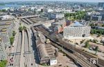 In Zeiten, in denen der Drohneneinsatz in der Eisenbahnfotografie noch undenkbar war, musste man auf altbewährte Hilfsmittel zurückgreifen. So ermöglichte ein Fesselballon an den Deichtorhallen diesen Blick aus luftiger Höhe auf die aus Hamburg Hbf ausfahrende 01 1066 vor einem Sonderzug nach Münster (Westf). (24.05.2009) <i>Foto: Joachim Schmidt</i>