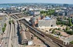 Blick aus einem Fesselballon auf einen aus Hamburg Hbf ausfahrenden IC mit einer 101. (24.05.2009) <i>Foto: Joachim Schmidt</i>