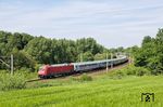 101 058 mit IC 2027 (Hamburg-Altona – Passau) bei Ostercappeln. (24.05.2009) <i>Foto: Joachim Schmidt</i>