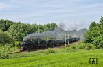 Während Ostercappeln am Nordhang des Wiehengebirges für 'Normalsterbliche' eher ein unbekannter Ort ist, bekommen Eisenbahnfreunde, besonders ältere Semester, leuchtende Augen. Bis Ende September 1968 mussten sich hier die Osnabrücker 01.10 vor schweren Schnellzügen über die Steigungen des Wiehengebirges quälen. In Erinnerung an die vergangenen Dampfschnellzugzeiten war hier 01 1066 mit einem Sonderzug von Hamburg nach Münster (Westf) unterwegs. (24.05.2009) <i>Foto: Joachim Schmidt</i>