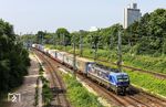 Am Mediapark in Köln fährt RTB-Cargo 193 565 mit DGS 40666 nach Zeebrugge vorbei. (14.06.2025) <i>Foto: Joachim Bügel</i>