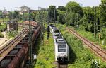 TransRegio 460 002 als RB 25148 aus Mainz Hbf trifft zwischen Köln West und Hauptbahnhof auf den GAG 48737 nach Dillingen Zentralkokerei. (14.06.2025) <i>Foto: Joachim Bügel</i>