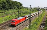 Wegen eines Böschungsbrandes zwischen Köln-Mülheim und -Deutz ließ nicht nur die 103 auf sich warten, auch der Fernverkehr wurde umgeleitet. So verkehrte der EC 9 (Dortmund - Zürich) mit 101 087 über Neuss und Köln-Longerich (Gz-Strecke) nach Köln West und hatte dort 33 Minuten Verspätung. (14.06.2025) <i>Foto: Joachim Bügel</i>