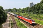 189 075 und 189 053 mit den auffälligen Innofreight-Wagen des GAG 48740 nach Rotterdam-Maasvlakte Oost in Köln Mediapark. Das Besondere an dem Zug sind die mit Feinerz gefüllten Kleincontainer auf speziellen Containertragwagen, die nicht wie bei den üblichen Fal-Erzwagen nach unten entladen werden, sondern per Drehentladestapler direkt an den Verarbeitungspunkt gefahren werden können. (14.06.2025) <i>Foto: Joachim Bügel</i>