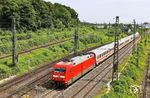 Der nächste wegen eines Böschungsbrandes in Köln-Buchforst umgeleitete Fernzug war der IC 2013 nach Oberstdorf, der mit 101 030 auf den Güterzuggleisen aus Köln-Longerich bei Köln West erschien. Links befindet sich der Herkulesberg, unter dem rund 30 Millionen Kubikmeter Schutt lagern, die bei der Zerstörung der Stadt Köln im Zweiten Weltkrieg angefallen sind. (14.06.2025) <i>Foto: Joachim Bügel</i>