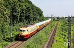 Mit einer Verspätung von 80 Minuten hatte 103 113 vor dem TEE 337 zum Sommerfest nach Koblenz-Lützel nach Löschen des Böschungsbrandes endlich auch freie Fahrt bei Köln West. (14.06.2025) <i>Foto: Joachim Bügel</i>