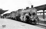 Nach dem Ersten Weltkrieg waren 81 preußische S 6 der PKP verblieben, die sie 1924 als Pd5 in des neue Nummernsystem einreihte. Die ab 1939 in den Reichsbahn-Bestand übernommenen Maschinen wurden 1941/44 in 13 501–556 umzeichnet. Im Bahnhof Gnesen wartet Pd5-7 vor einem Personenzug auf den Abschluss der Ladearbeiten. Sie war ab 1942 als 13 504 (Zweitbesetzung) unterwegs, erhielt 1946 die neue PKP-Nummer Pd5-2 und wurde im September 1952 ausgemustert. (23.09.1940) <i>Foto: Kurt Herbener, Slg. W. Löckel</i>