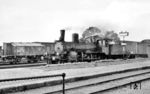 PKP Od2-75 (Bw Gnesen) vor einem Personenzug im Bahnhof Gnesen. Die preußische P 4² (Humboldt, Baujahr 1909) wurde als "1937 Posen" in Dienst gestellt und gelangte mit der ED Posen 1918/20 in den Bestand der neu gegründeten PKP. Ab 1939 wurde die DRB, nun wieder in der Obhut der RBD Posen, neuer Eigentümer, die sie in 36 494 umzeichnete. Zuletzt bei der RBD Danzig beheimatet, verschlug es die Lok im Frühjahr 1945 zur RBD Linz nach Saalfelden, wo sie schließlich 1959 von der ÖBB kassiert (ausgemustert) wurde.  (23.09.1940) <i>Foto: Kurt Herbener, Slg. W. Löckel</i>
