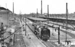 01 022 (Bw Magdeburg Hbf) vor einem aus DB-Wagen gebildeten Interzonenzug in Dessau Hbf. Hinter der Lok ist ein Schürzenspeisewagen eingereiht. (05.1966) <i>Foto: Dieter Wünschmann</i>