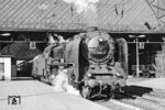 01 2066 vor einem Schnellzug in Dresden Neustadt. (08.06.1975) <i>Foto: Martin Stertz - Slg. A. Höfig</i>
