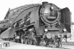 Lok und Personal der Dresdner 01 2069 warten im Bahnhof Dresden Neustadt auf die Abfahrt. (21.08.1976) <i>Foto: Rolf Vogel, Slg. A. Höfig</i>
