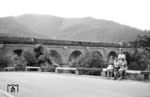 Eine wohl zufällig über das Hornberger Viadukt fahrende V 200 geriet mit auf das Familienbild. (1964) <i>Foto: Slg. Wolfgang Löckel</i>
