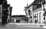Eine 50er fährt von der Neckarbrücke kommend über die Bahnhofstraße in den Bahnhof Ladenburg ein. Die historische Häuserzeile ist hier in unveränderter Form heute noch vorhanden. (1949) <i>Foto: Slg. Wolfgang Löckel</i>