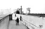 Die Bahnstrecke Frankfurt am Main–Heidelberg begann 1846 ihren Betrieb, ohne dass die beiden größten Ingenieurbauwerke der Strecke, die (alte) Main-Neckar-Brücke über den Main in Frankfurt und die Neckarbrücke bei Ladenburg, vorhanden waren. In Ladenburg lief der Verkehr zunächst über eine provisorische Holzbrücke. Erst im August 1848 war eine steinerne Brücke über den Neckar fertiggestellt. Über die 1945 gesprengte Brücke ist eine S 3/6 unterwegs. (1938) <i>Foto: Slg. Wolfgang Löckel</i>