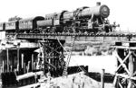 Über die behelfsmäßig wiederaufgebaute Neckarbrücke in Ladenburg rollt in Schrittgeschwindigkeit die Darmstädter 50 3057 vor einem Personenzug. (10.07.1946) <i>Foto: RBD Mainz, Slg. W. Löckel</i>