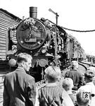 Am 21. April 1948 konnte die in der alten Form wiederaufgebaute Neckarbrücke in Ladenburg feierlich eingeweiht werden. Den Eröffnungszug bespannte 38 3537 vom Bw Weinheim (Bergstr). (21.04.1948) <i>Foto: RBD Mainz, Slg. W. Löckel</i>