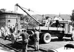 Absetzen eines Drehgestells für einen Schienen-Straßen-Omnibus im Bahnhof Saal (Donau).  (30.07.1951) <i>Foto: BD Regensburg (Zeitler)</i>