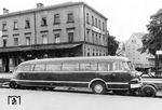 Ein Schienen-Straßen-Omnibus im Bahnhof Cham (Oberpf). Die ersten drei Serienfahrzeuge wurden mit Beginn des Sommerfahrplans ab Juni 1953 auf der Strecke von Passau nach Cham (Oberpf) eingesetzt. Von den 140 km Gesamtstrecke wurden knapp 64 km auf Schienen zurückgelegt. Für das Umsetzen von der Schiene auf die Straße und umgekehrt waren jeweils zehn Minuten eingeplant. Die gesamte Reisezeit betrug fünfeinhalb Stunden, was deutlich länger als mit einem vergleichbaren Zug war. Die Verbindung im Bayerischen Wald bestand bis zum 1. Juni 1957 und wurde vor allem wegen der im Winter auftretenden Traktionsprobleme aufgegeben.  (1953) <i>Foto: BD Regensburg (Zeitler)</i>